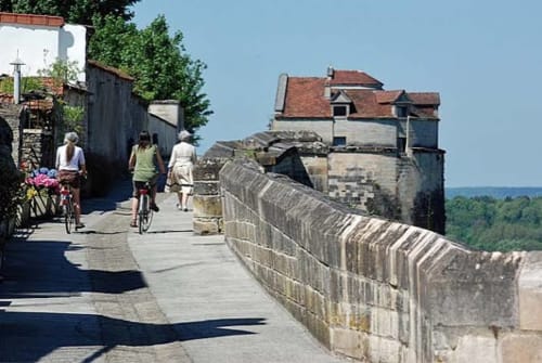 Chemin fortifié historique aux Hortensias B&B à Champlitte, France avec visiteurs et vues sur la campagne