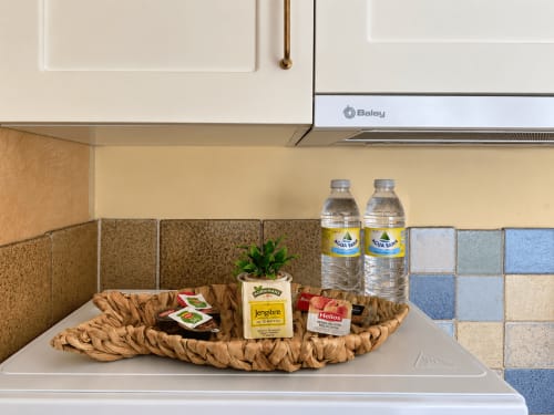 Bandeja de bienvenida con botellas de agua y snacks en el apartamento estudio Boqueira, Baiona