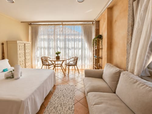 Luminoso apartamento estudio en Baiona , cama, zona de estar y acceso a balcón