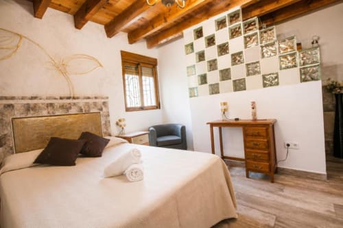 Rustic Standard Room with king-size bed, wooden beams, garden views in Chulilla, Spain