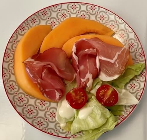 Plateau de charcuterie au Petit Moulin B&B avec jambon de Parme, melon, tomates et laitue