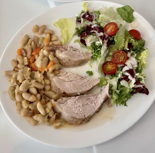Porc tranché aux noix de cajou et salade fraîche au Petit Moulin B&B à Pouzauges