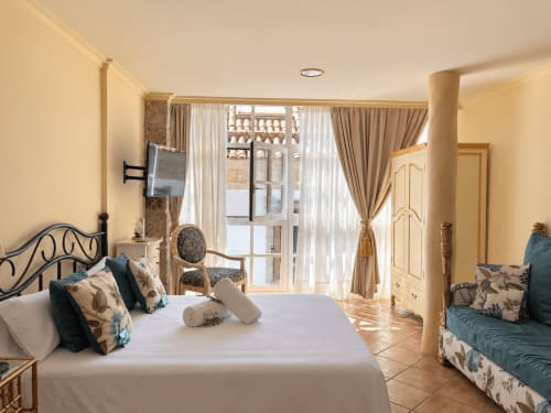Estudio luminoso en Misiño, Baiona con cama queen, balcón con vistas a la ciudad, equipamientos modernos y mobiliario contemporáneo