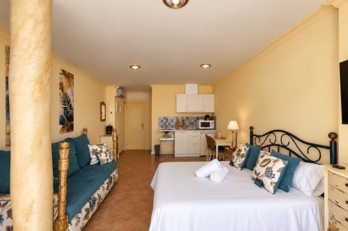 Luminoso estudio en Baiona con cama, cocineta, sofá y equipamientos modernos