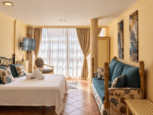Apartamento Misiño en Baiona con cama king, balcón, vista a la ciudad, aire acondicionado, TV y comodidades modernas