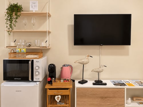 Apartamento Holibai en Baiona con cocina americana, TV de pared, estantería decorativa y mobiliario moderno