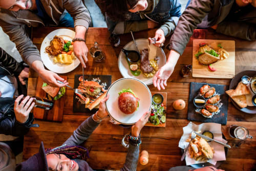 Des amis dégustent des repas gastronomiques à Maison Crone, un gîte à Castillon-en-Couserans, France