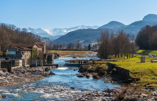Maison Crone à Castillon-en-Couserans avec vue sur la rivière et les Pyrénées