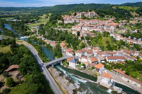 Vue aérienne de Castillon-en-Couserans avec château et rivière, gîte Maison Crone aux Pyrénées