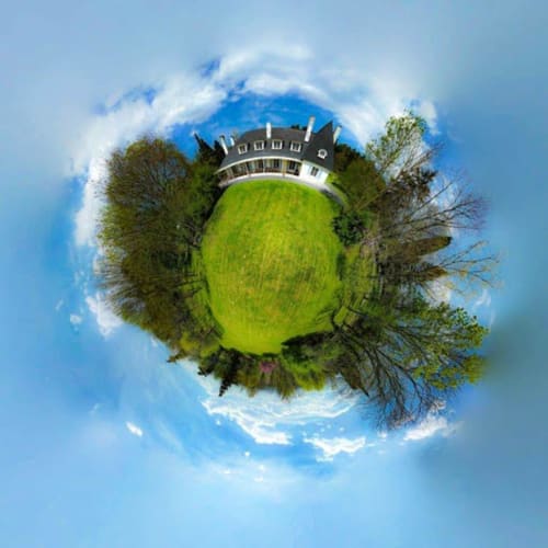 Vue planétaire du manoir de Domaine de Bize à Mirepoix avec pelouse verdoyante et arbres environnants