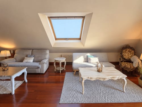 Luminoso ático en Baiona con claraboya, muebles elegantes, suelos de madera y vistas al mar desde la terraza