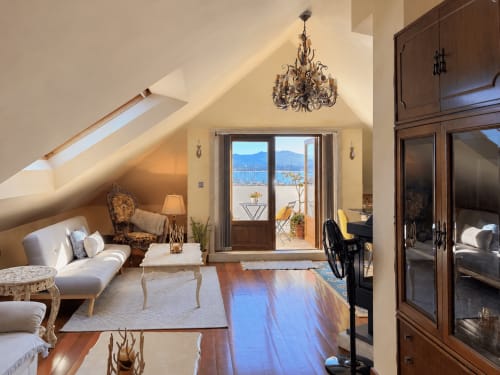 Apartamento ático de lujo en Baiona con vistas al mar, elegante salón, araña de cristal y terraza con vistas a la bahía