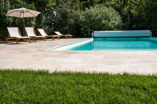 Élégante zone de piscine aux Buis de Fontjuliane à Sauzet avec transats, parasol et eau turquoise
