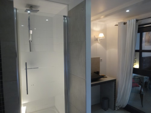 Salle de bain moderne avec douche à l'italienne vitrée aux Buis de Fontjuliane, Sauzet