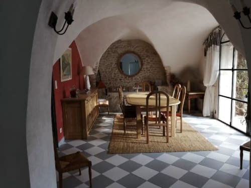 Spacieuse Chambre Familiale Deluxe aux Buis de Fontjuliane à Sauzet avec plafonds voûtés, coin repas et grandes fenêtres