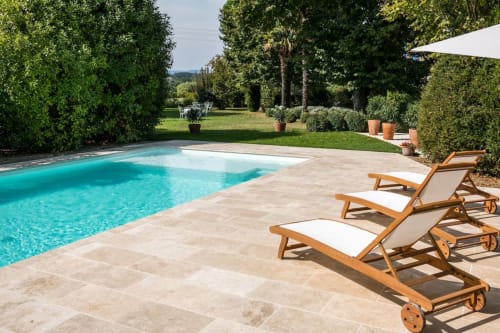 Zone piscine luxueuse aux Buis de Fontjuliane à Sauzet avec eau turquoise, transats et jardins soignés
