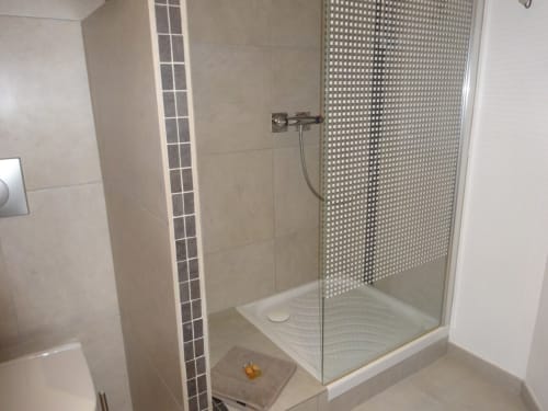 Douche moderne avec paroi vitrée motifs aux Buis de Fontjuliane, Sauzet, France