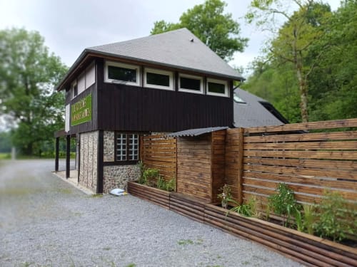 Le gîte des mousquetaires B&B en Lanne en Barétous: Cabaña de madera negra moderna con base de piedra