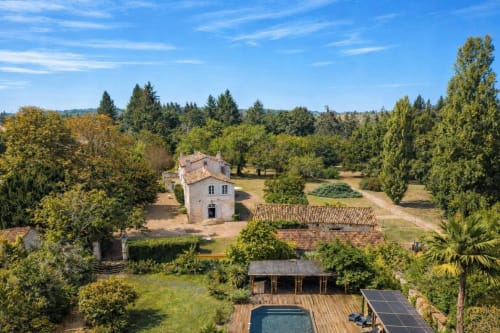 Vue aérienne du domaine de Belisle à Magnac-sur-Touvre : villa en pierre, vignobles et piscine