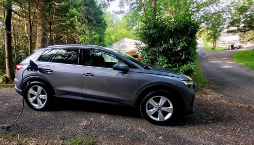 SUV gris garé dans l'allée bordée d'arbres du manoir Domaine de Bize Mirepoix en Ariège, France