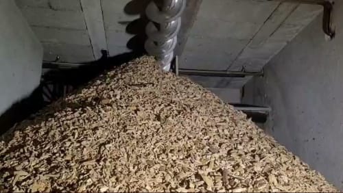 Stockage de copeaux de bois au Domaine de Bize, gîte rural à Mirepoix, Ariège