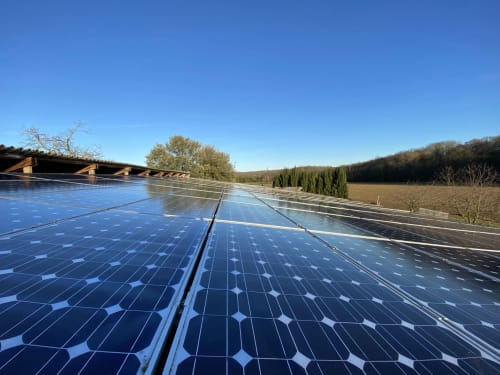 Panneaux solaires sur le toit du Domaine de Bize, propriété rurale en Ariège à Mirepoix avec vue sur la campagne