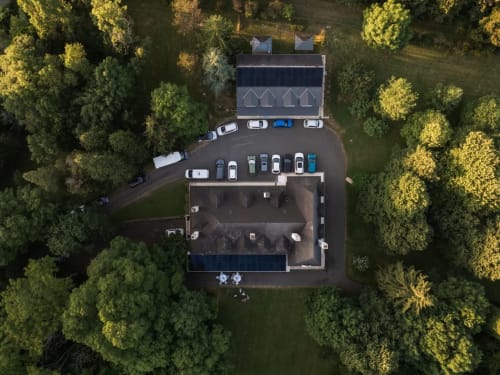 Vue aérienne du château Domaine de Bize avec parking et forêts environnantes à Mirepoix, Ariège