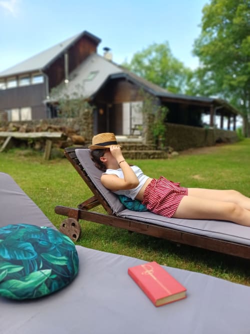 Mujer relajándose en una tumbona en Le gîte des mousquetaires en Lanne en Barétous, Francia