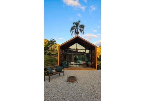Cabana nórdica no The Ranch Project.Co em Gonçalves com vistas de montanha, arquitetura moderna e fogueira externa