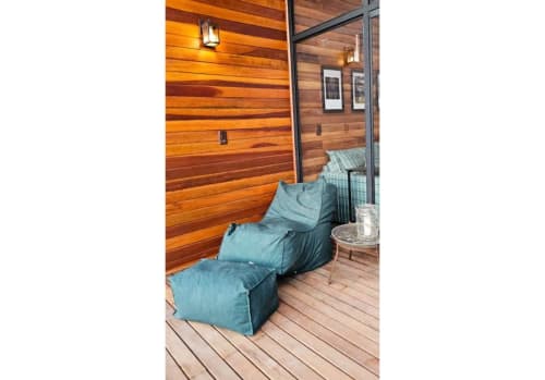 Poltronas de saco em teal no deck de madeira da Nordic Tree Cabin em The Ranch Project.Co, Gonçalves, Brasil