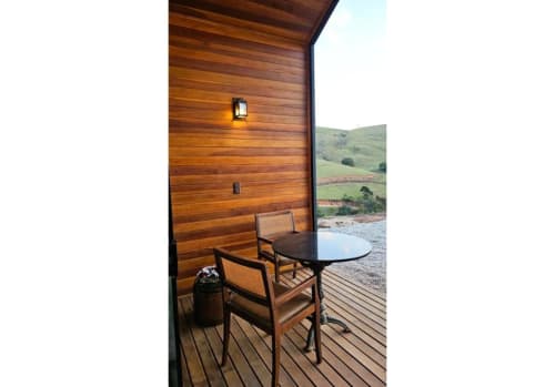 Pátio da Nordic Tree Cabin com cadeiras de madeira e vistas da serra em The Ranch Project.Co, Gonçalves, Brasil