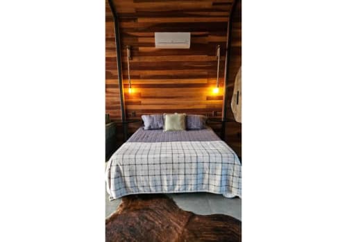 Quarto em Cabana Nórdica Moderna no The Ranch Project.Co em Gonçalves com paredes de madeira, iluminação ambiente e vista para as montanhas
