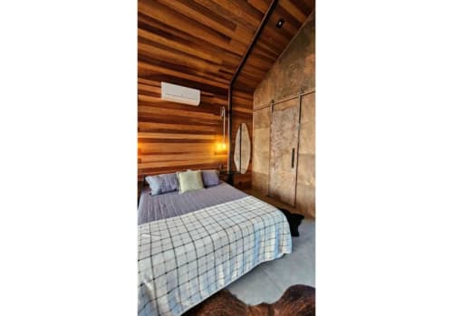 Quarto aconchegante estilo nórdico na cabana da The Ranch Project.Co em Gonçalves com paredes de madeira, cama queen e vista para a serra
