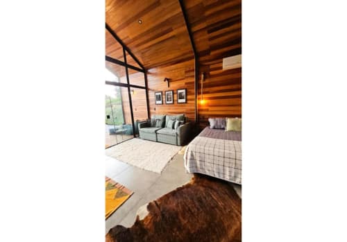 Cabana Nórdica do The Ranch Project com interior em madeira, área de estar, cama e vista para as montanhas em Gonçalves