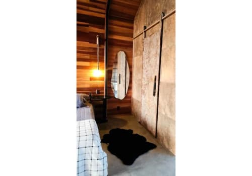 Interior da Cabana Nordic do The Ranch Project.Co em Gonçalves, Brasil, com vigas de madeira e comodidades modernas