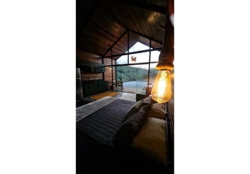 Cabana nórdica no The Ranch Project.Co em Gonçalves com vista para as montanhas, luminária pendente e interior moderno
