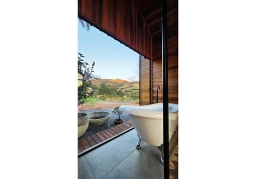 Cabana Nórdica no The Ranch Project.Co em Gonçalves com banheira com vista para as montanhas e varanda externa