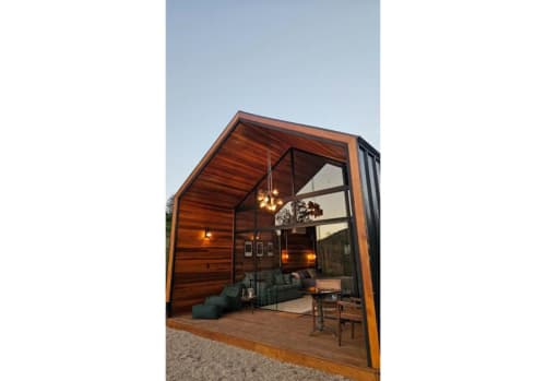 Cabana nórdica moderna no The Ranch Project.Co em Gonçalves com interior em madeira aquecida, vistas de montanha e iluminação noturna