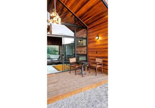 Cabana nórdica moderna no The Ranch Project.Co em Gonçalves com interiores em madeira, janelas do chão ao teto, montanha
