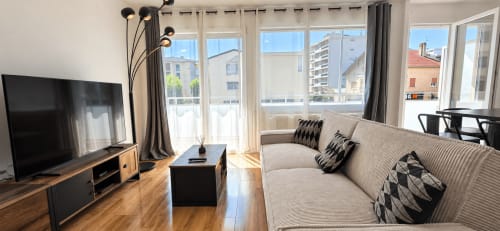 Moderno apartamento chic L'Urban en NN Patrimoine en Annemasse con vistas a la ciudad, TV de pantalla plana y sofá beige
