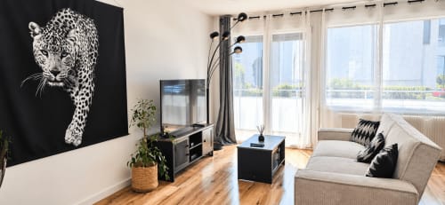Apartamento urbano chic en NN Patrimoine Annemasse con arte leopardo, sofá gris, pisos de madera y balcón con vista a la ciudad