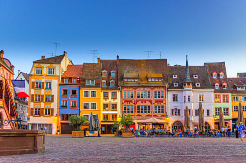 Maisons médiévales colorées sur la place de Bantzenheim, France