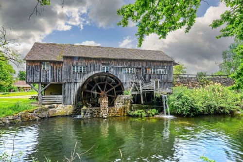 Ancien moulin à eau avec grande roue en bois à l'Hôtel Restaurant de la Poste à Bantzenheim, France