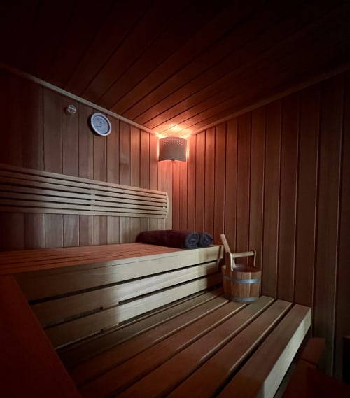 Sauna pour 6 personnes avec éclairage reposant aux anciennes écuries du Château.
