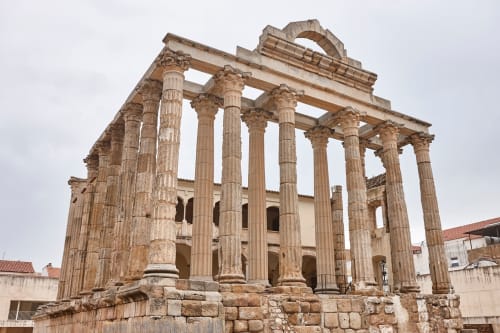 Ruinas del templo romano antiguo con columnas corintias en Villanueva de la Serena, Badajoz, España cerca del Hotel JM El Emigrante