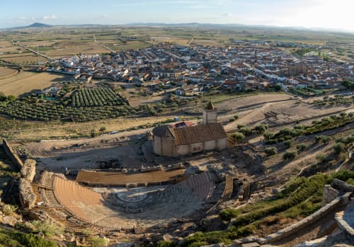 Teatro romano e iglesia en Villanueva de la Serena con vista aérea del pueblo, ubicación del Hotel JM El Emigrante