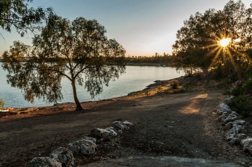 Atardecer en la playa fluvial junto al Hotel JM El Emigrante, Villanueva de la Serena, con sauce llorón y aguas tranquilas