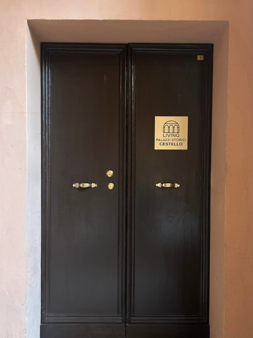 Doppia porta nera con hardware in ottone all'appartamento Living Palazzi Storici Cestello di Bologna