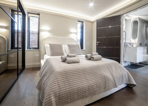 Luxurious bedroom in The Coach House villa at 100 Banbury Road Oxford with king bed, ensuite bathroom, and garden views