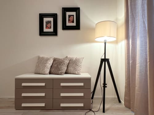 Appartamento Nestco Milano 'The Quiet Bausan': sedute moderne con cuscini geometrici, lampada treppiedi e ritratti incorniciati